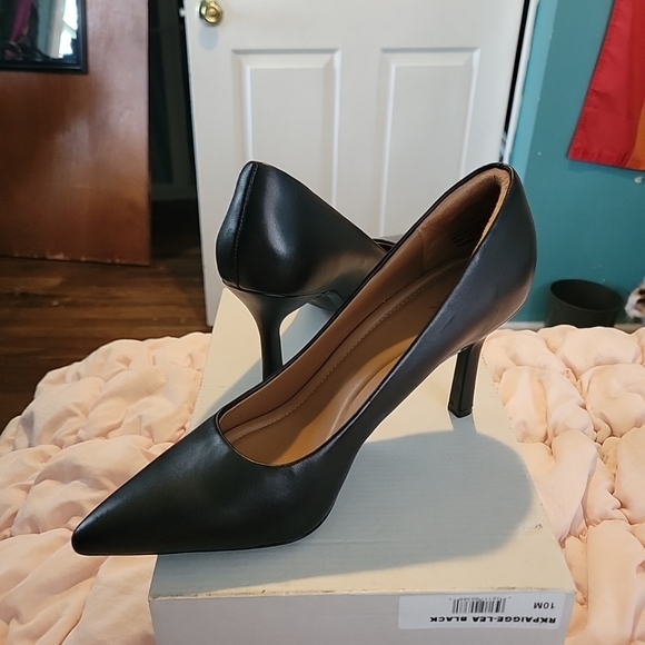 Women's Black Leather Pumps - Picture 2 of 2